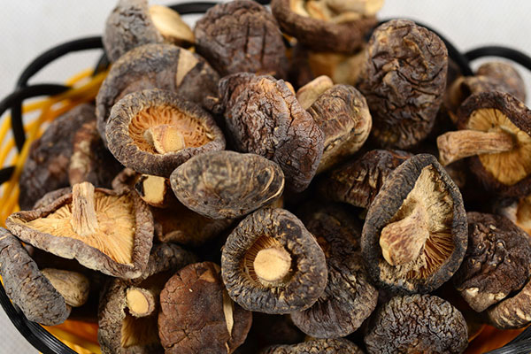 干蘑菇泡多长时间？干蘑菇用热水还是冷水泡？