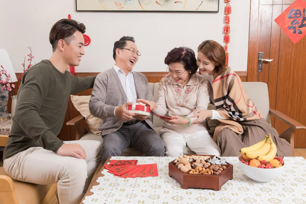 摄图网_501114150_春节家人团圆孩子送父母礼物（非企业商用）
